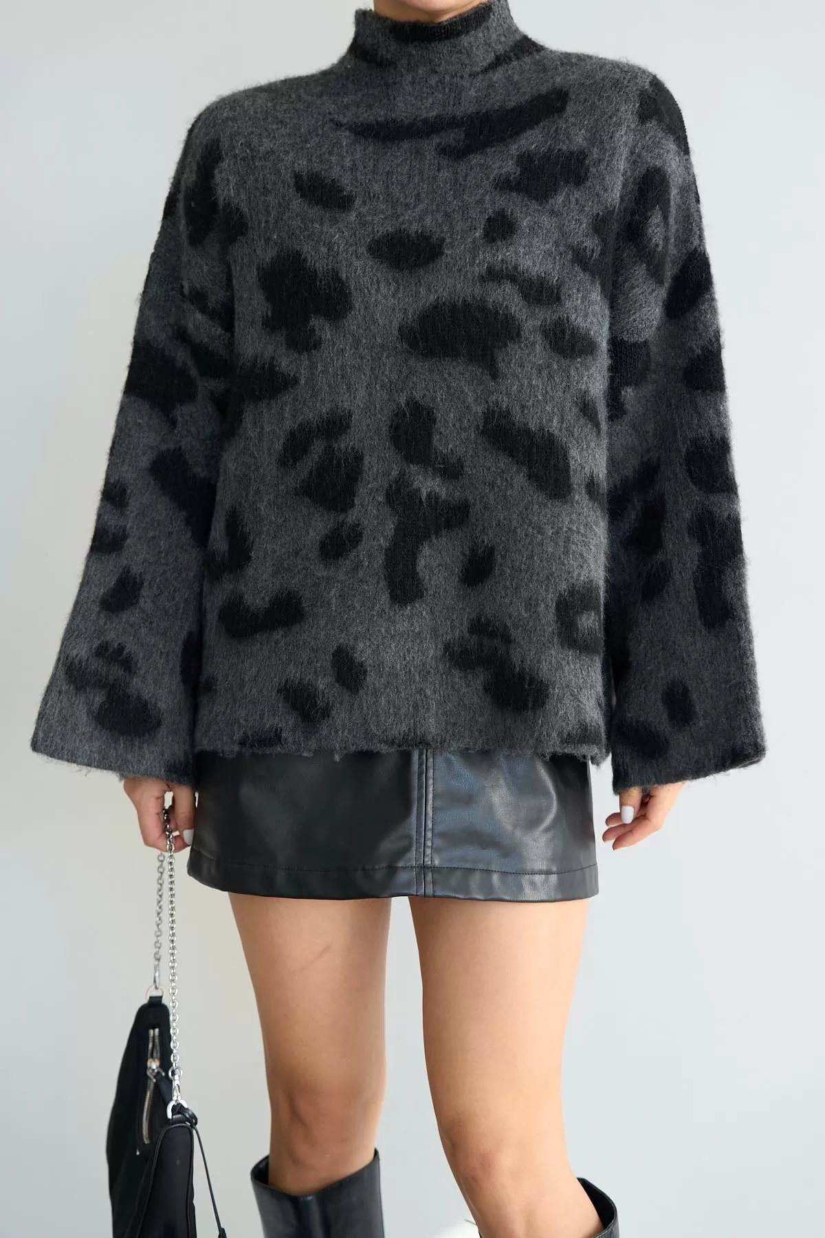 Antrasit Siyah Leopar Desenli Kadın Kazak