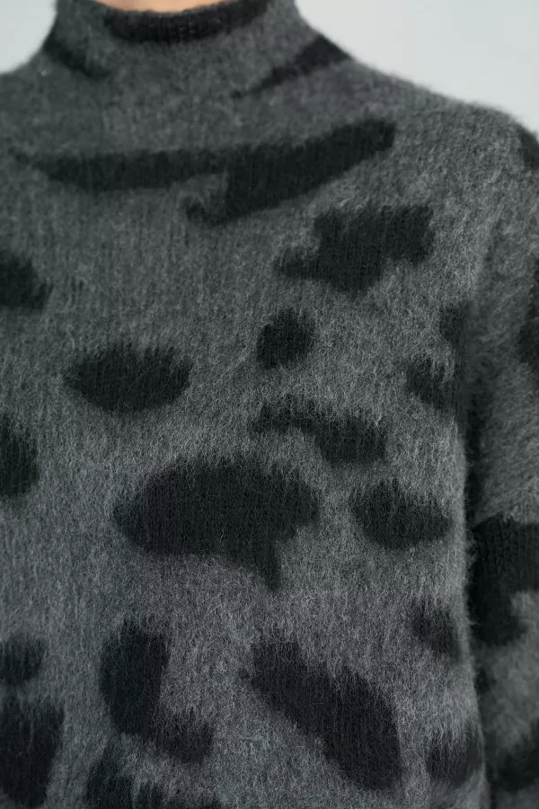 Antrasit Siyah Leopar Desenli Kadın Kazak