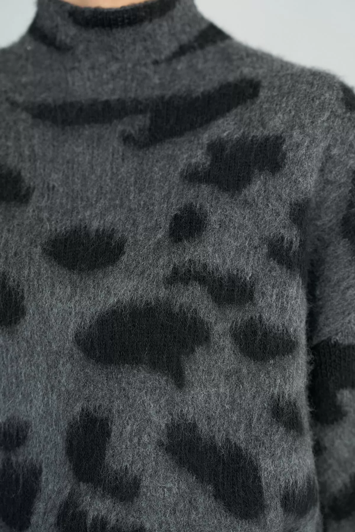 Antrasit Siyah Leopar Desenli Kadın Kazak