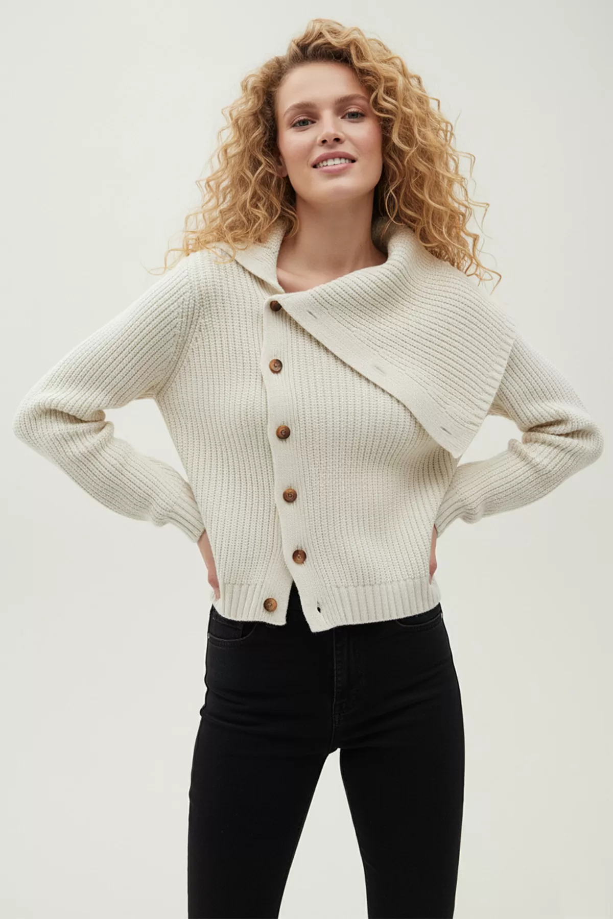 Asimetrik Balıkçı Yaka Ekru Örme Kadın Kazak