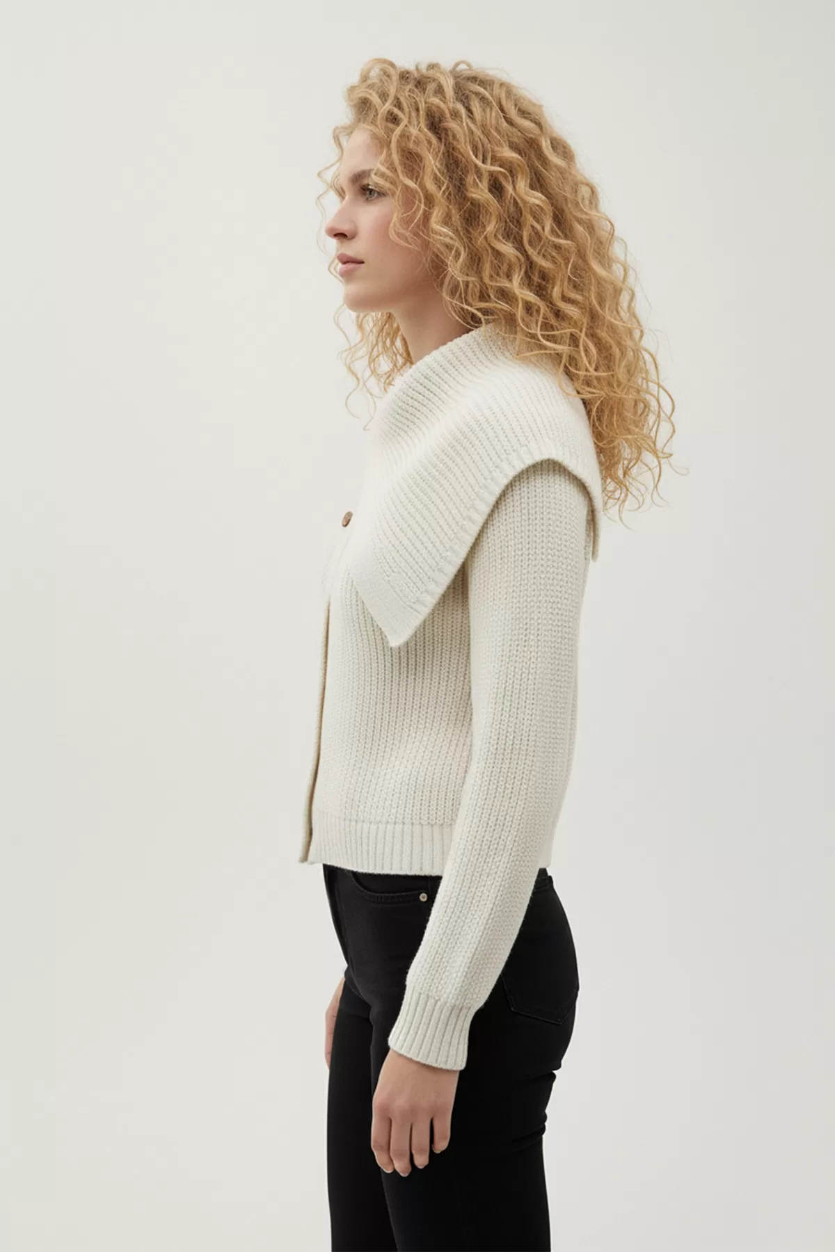 Asimetrik Balıkçı Yaka Ekru Örme Kadın Kazak