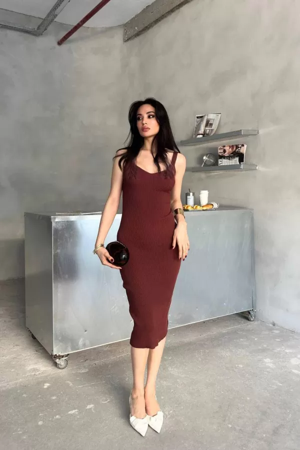 Askılı Kahverengi Triko Midi Elbise