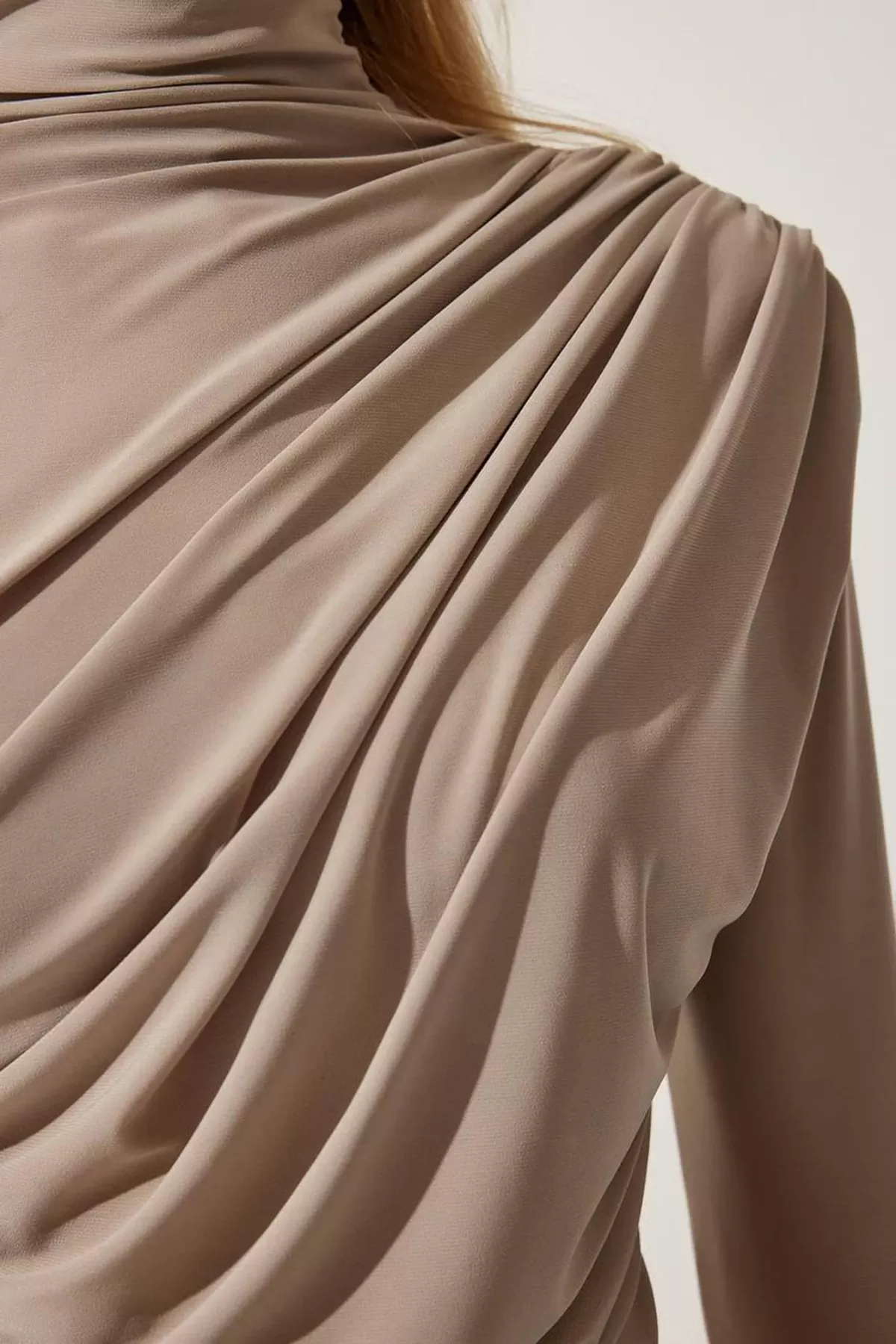 Balıkçı Yaka Drape Detaylı Bej Sandy Bluz
