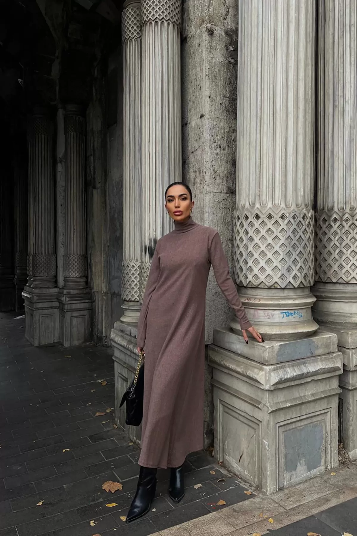 Balıkçı Yaka Sütlü Kahverengi Bürümcük Kumaş Uzun Elbise