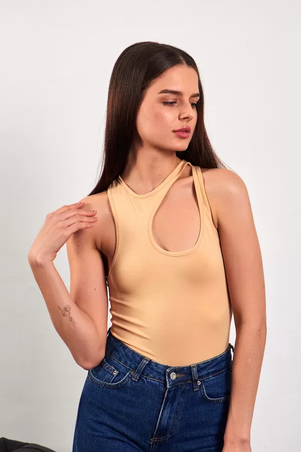 Asimetrik Pencere Detaylı Bej Kadın Atlet