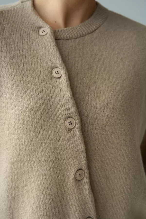 Bej Yünlü Asimetrik Düğme Kapamalı Kadın Hırka