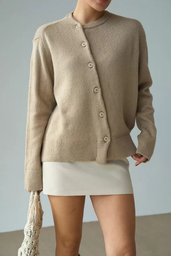 Bej Yünlü Asimetrik Düğme Kapamalı Kadın Hırka