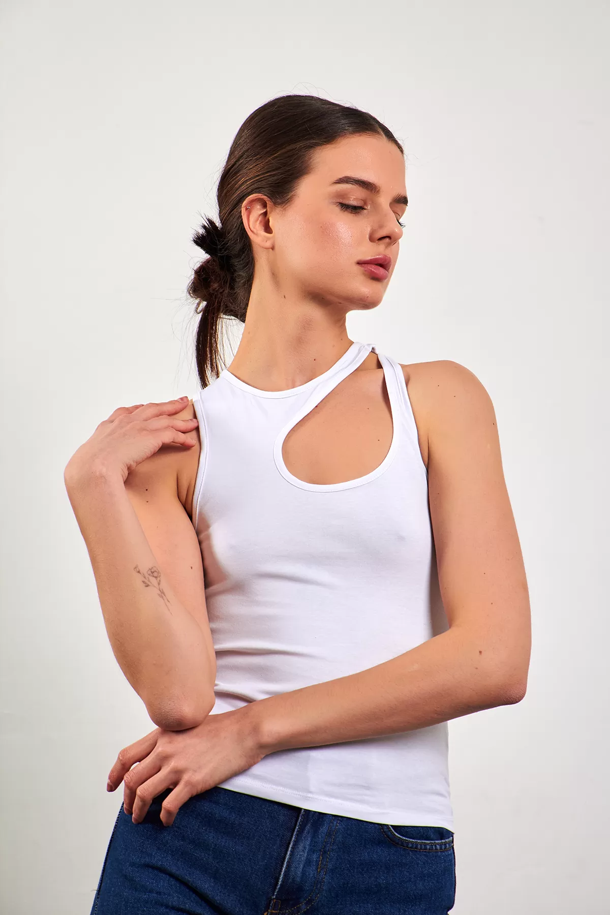 Asimetrik Pencere Detaylı Beyaz Kadın Atlet