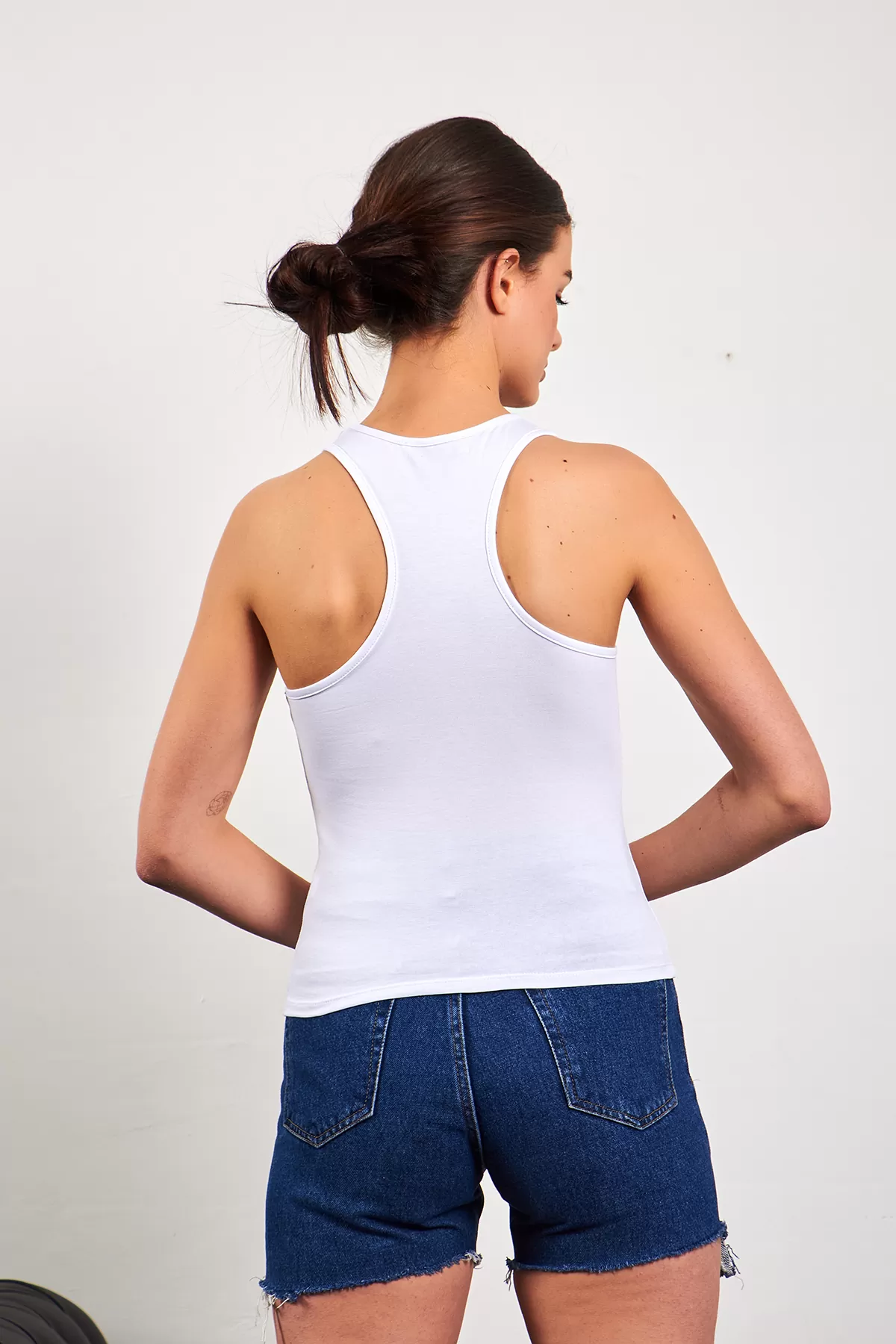 Asimetrik Pencere Detaylı Beyaz Kadın Atlet