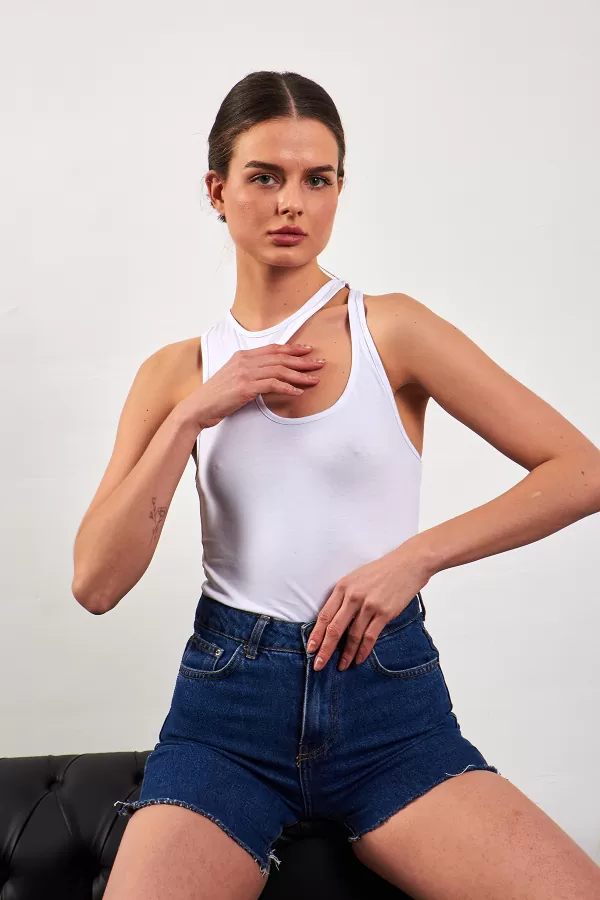 Asimetrik Pencere Detaylı Beyaz Kadın Atlet