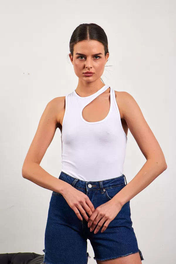 Asimetrik Pencere Detaylı Beyaz Kadın Atlet