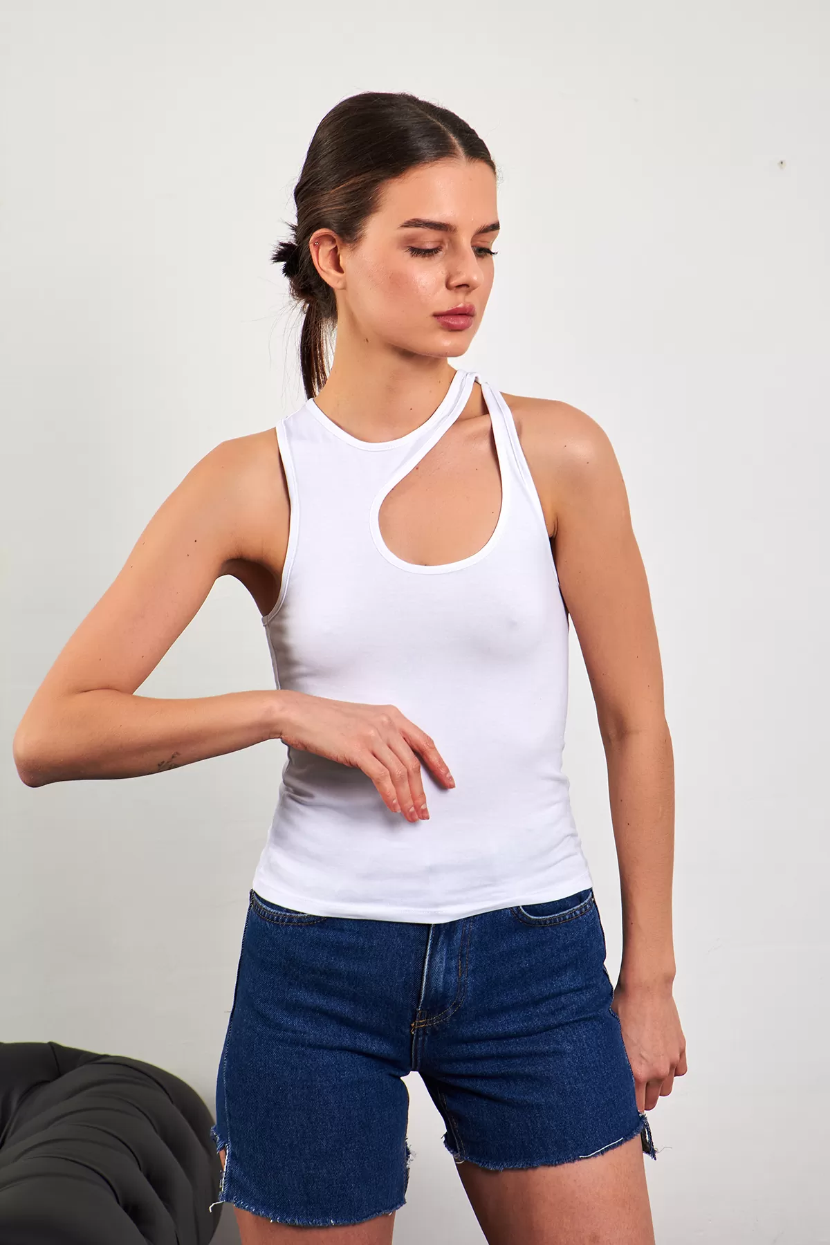 Asimetrik Pencere Detaylı Beyaz Kadın Atlet