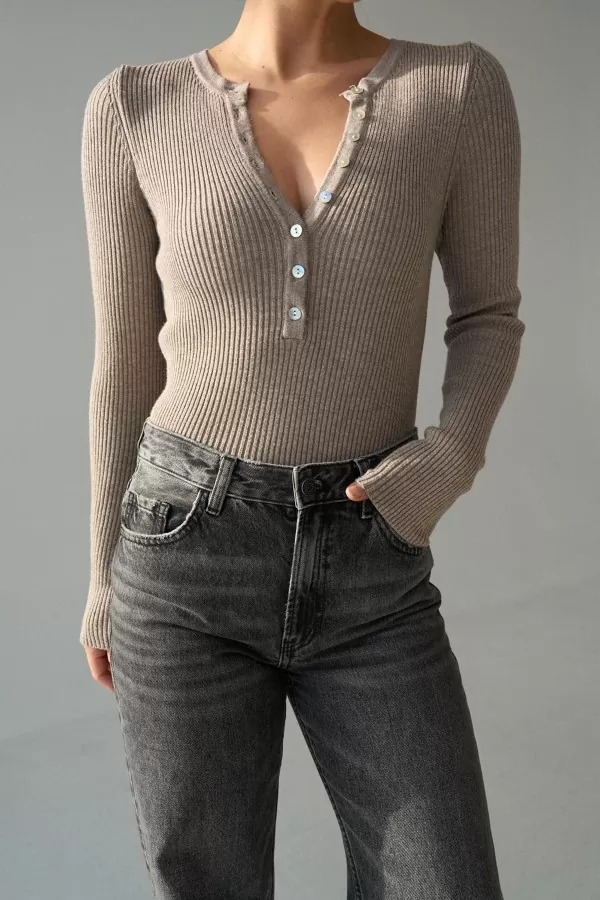 Bisiklet Yaka Düğmeli Bej Triko Kadın Kazak