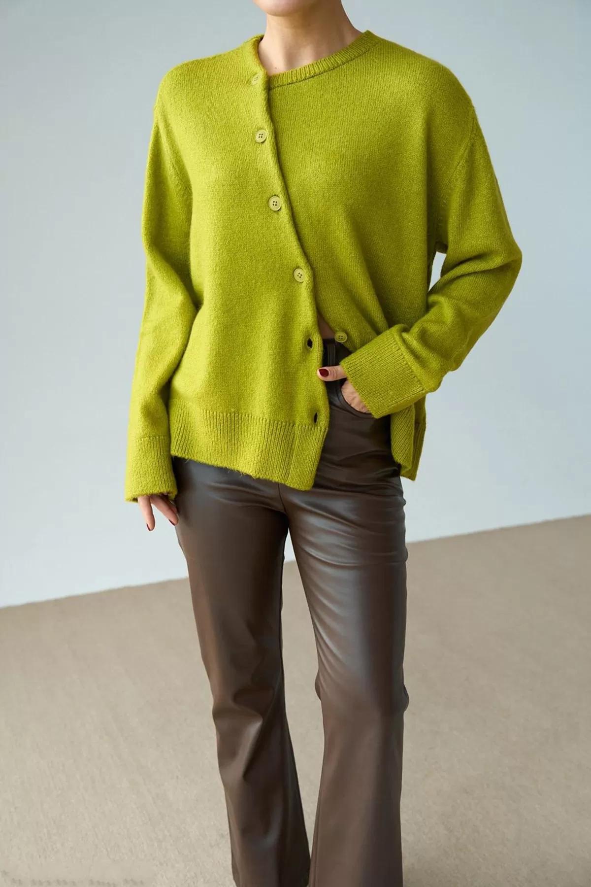 Çimen Yeşili Yünlü Asimetrik Düğme Kapamalı Kadın Hırka