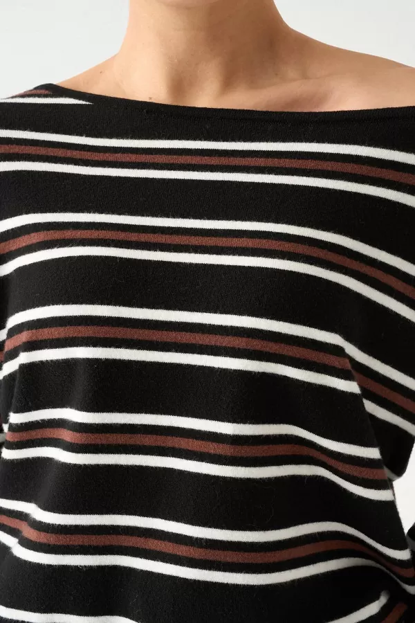 Çizgili Kayık Yaka Siyah Kadın Kazak