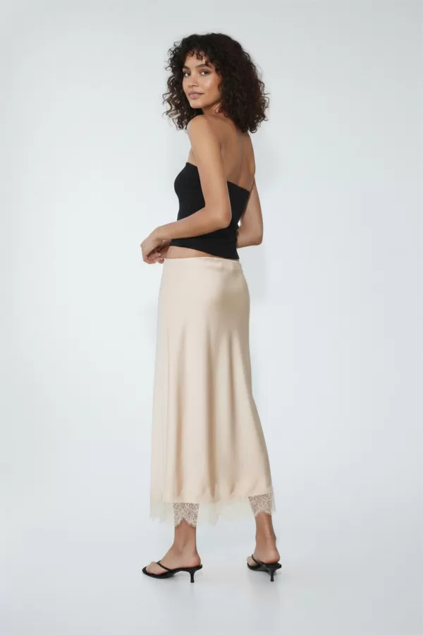 Dantel Detaylı Bej Saten Etek