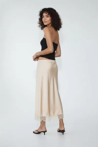 Dantel Detaylı Bej Saten Etek