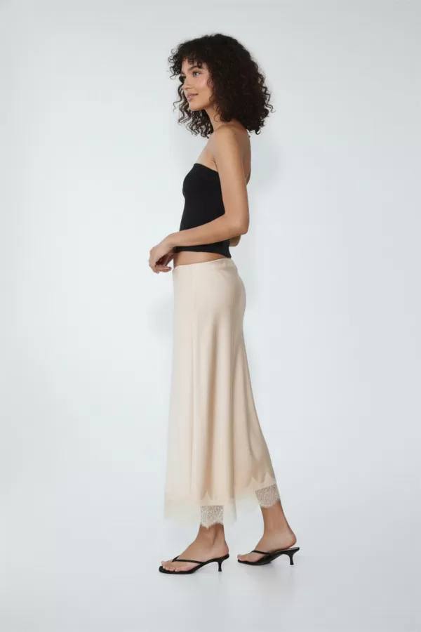 Dantel Detaylı Bej Saten Etek