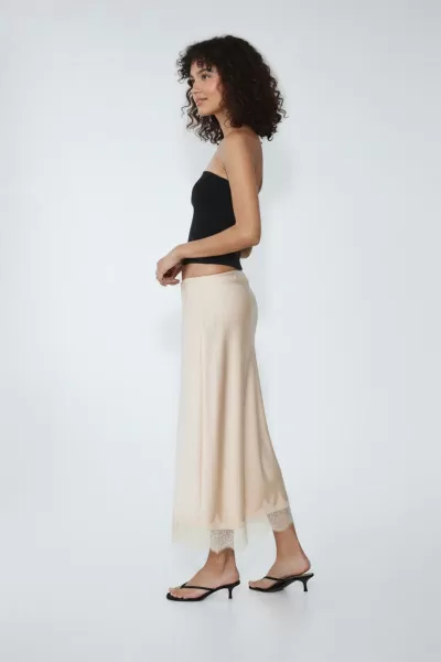 Dantel Detaylı Bej Saten Etek