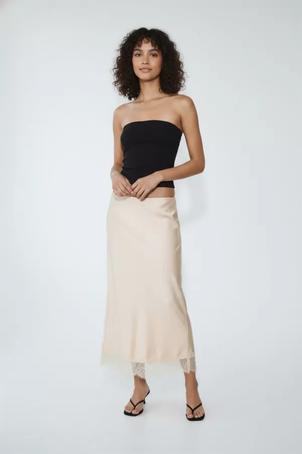 Dantel Detaylı Bej Saten Etek