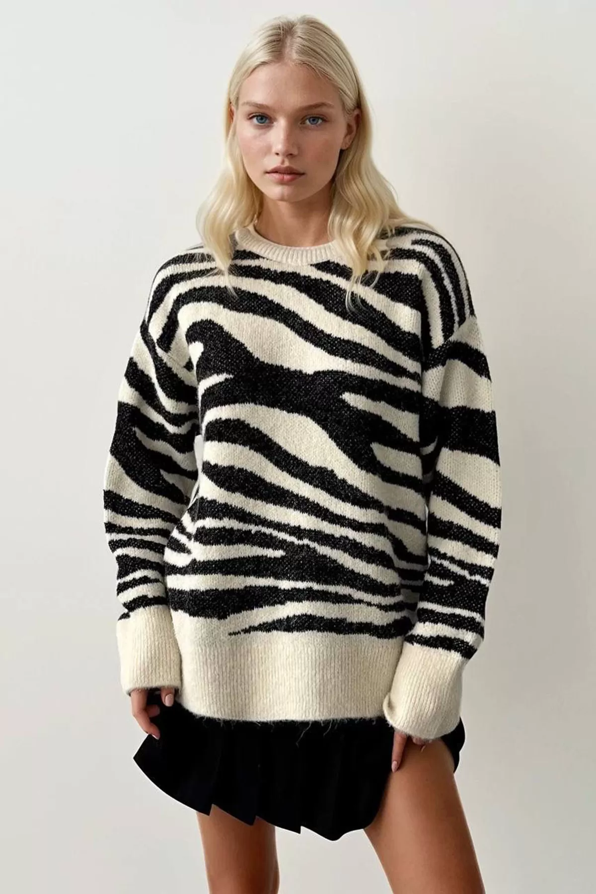 Ekru Siyah Zebra Desenli Triko Kadın Kazak