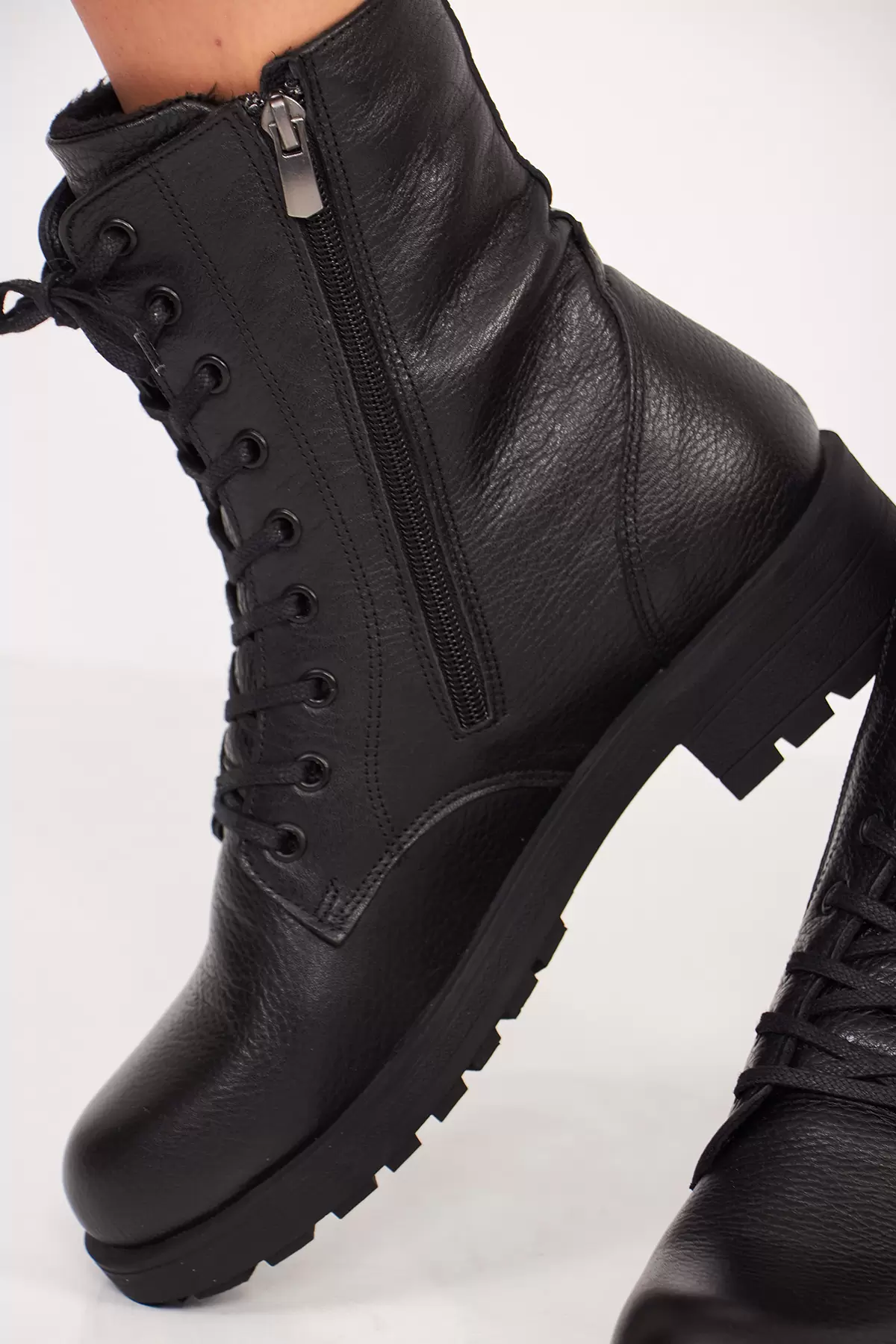 Fermuarlı Siyah Deri Kadın Bot