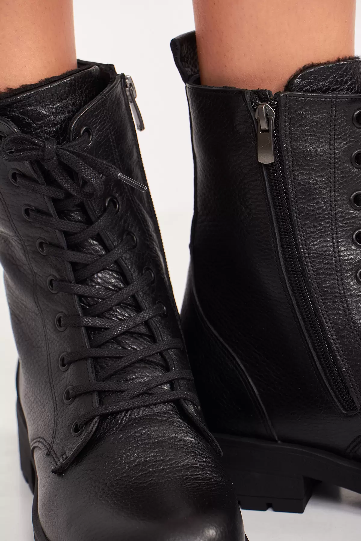 Fermuarlı Siyah Deri Kadın Bot