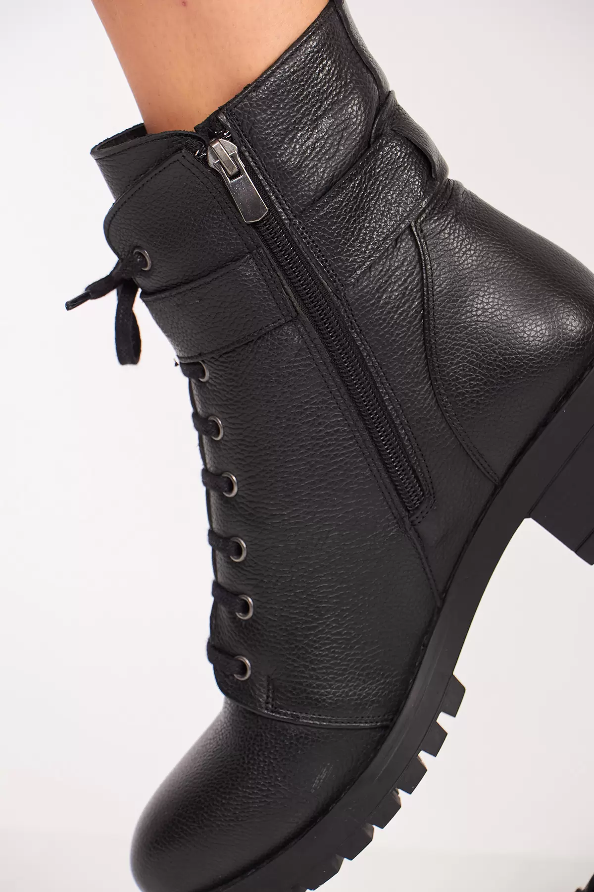 Fermuarlı Siyah Deri Kadın Bot