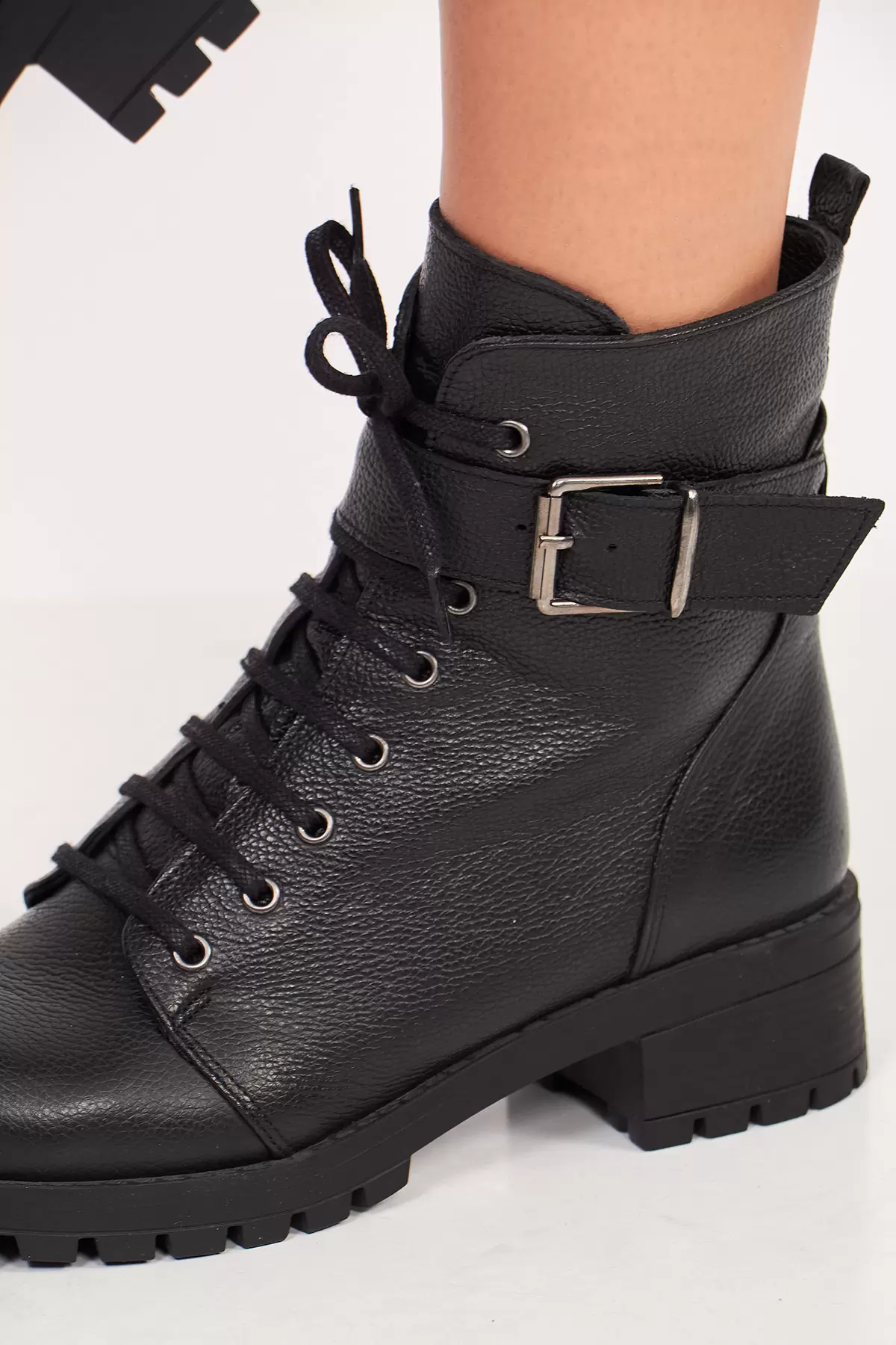 Fermuarlı Siyah Deri Kadın Bot