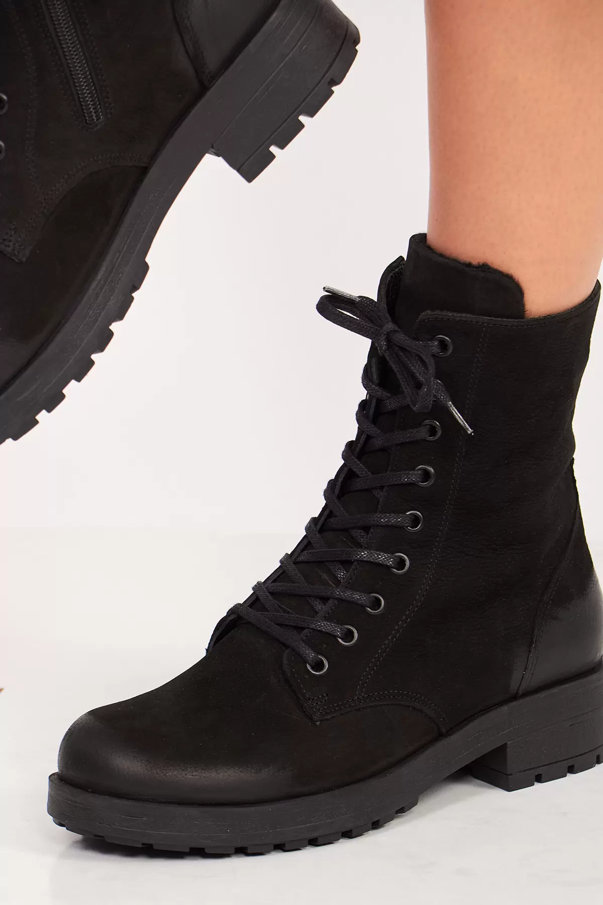 Fermuarlı Siyah Deri Kadın Bot