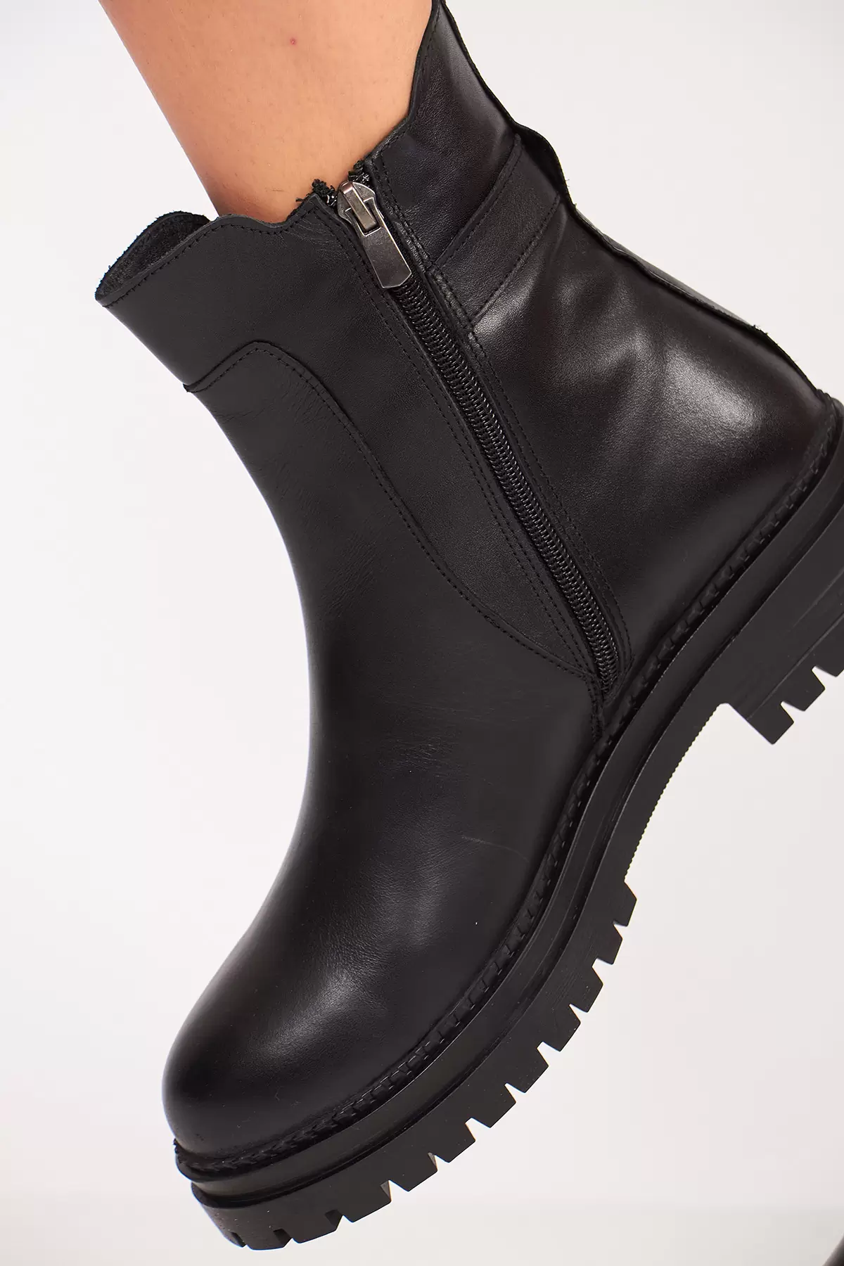 Fermuarlı Siyah Deri Kadın Bot