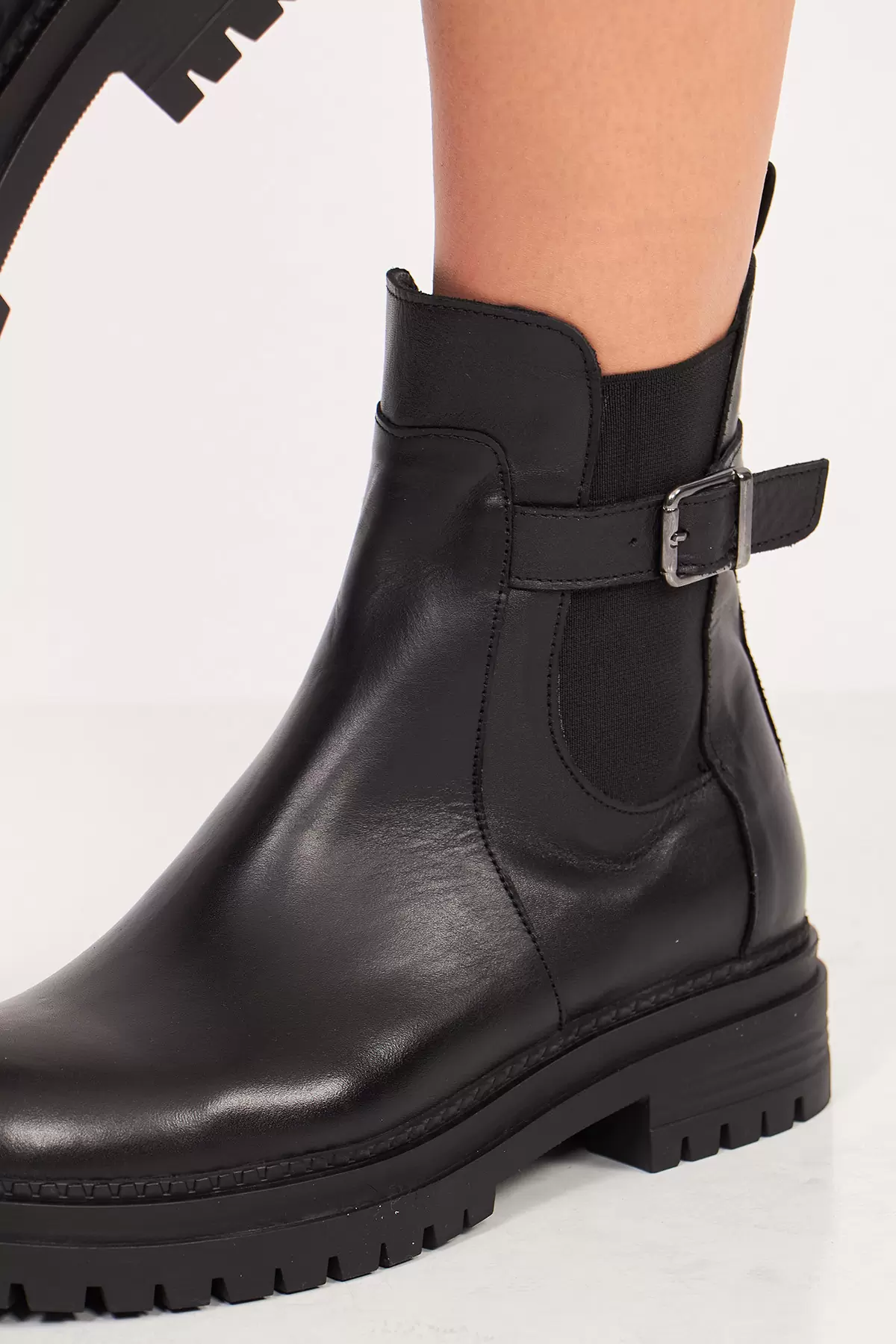 Fermuarlı Siyah Deri Kadın Bot