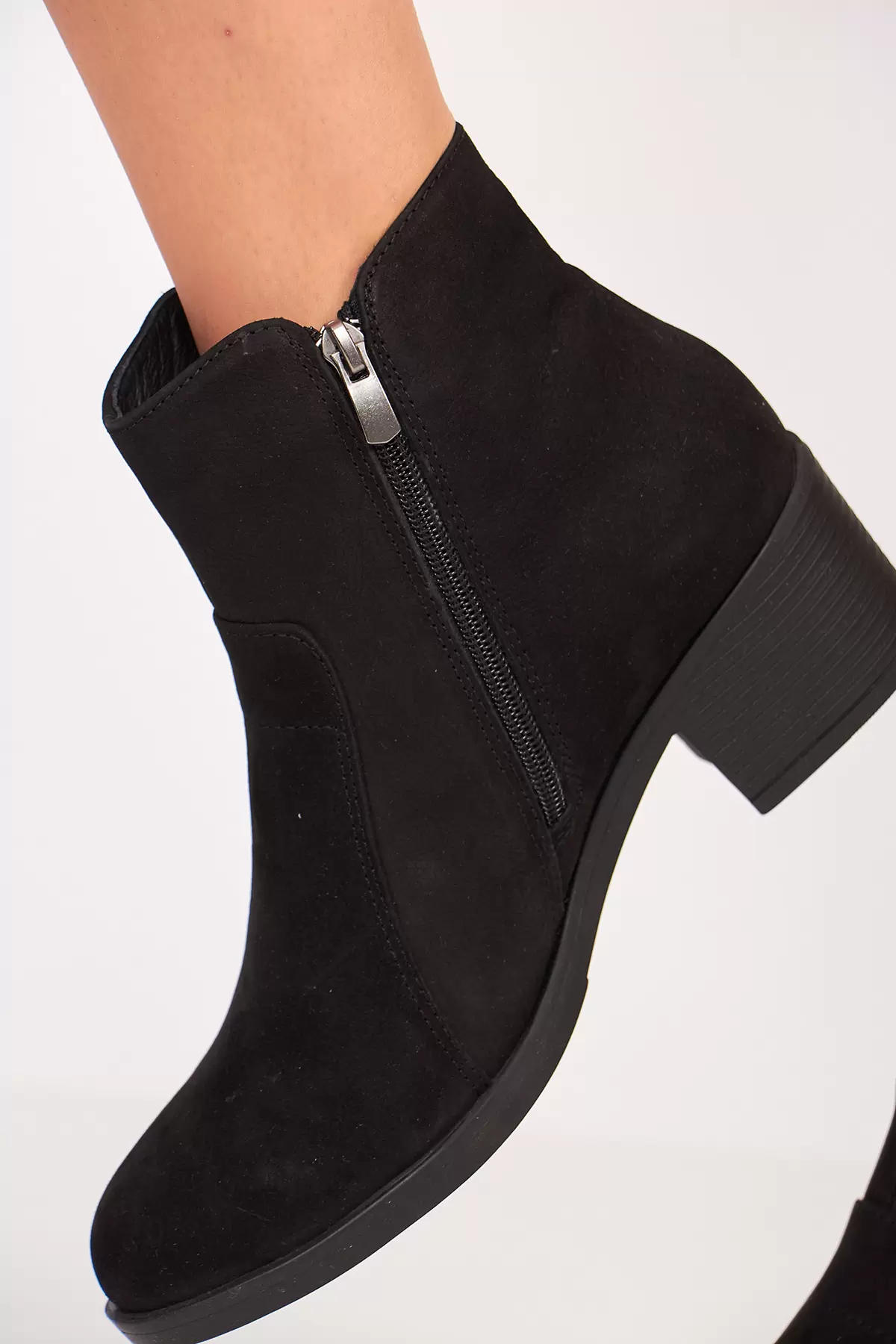 Fermuarlı Siyah Deri Kadın Bot