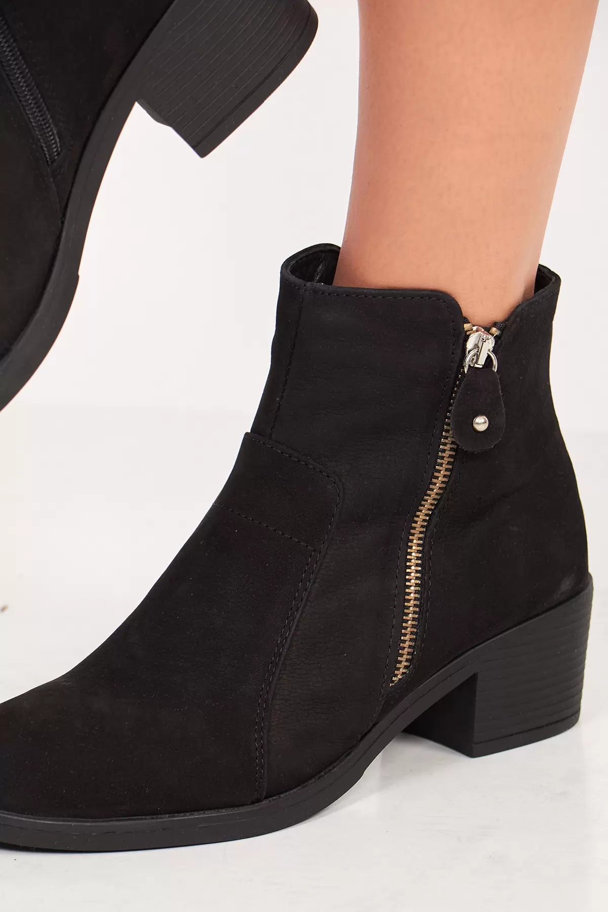 Fermuarlı Siyah Deri Kadın Bot