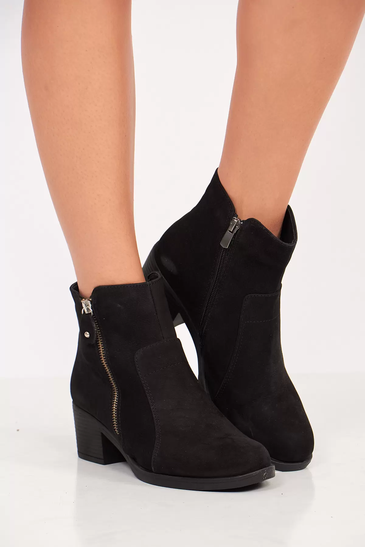 Fermuarlı Siyah Deri Kadın Bot