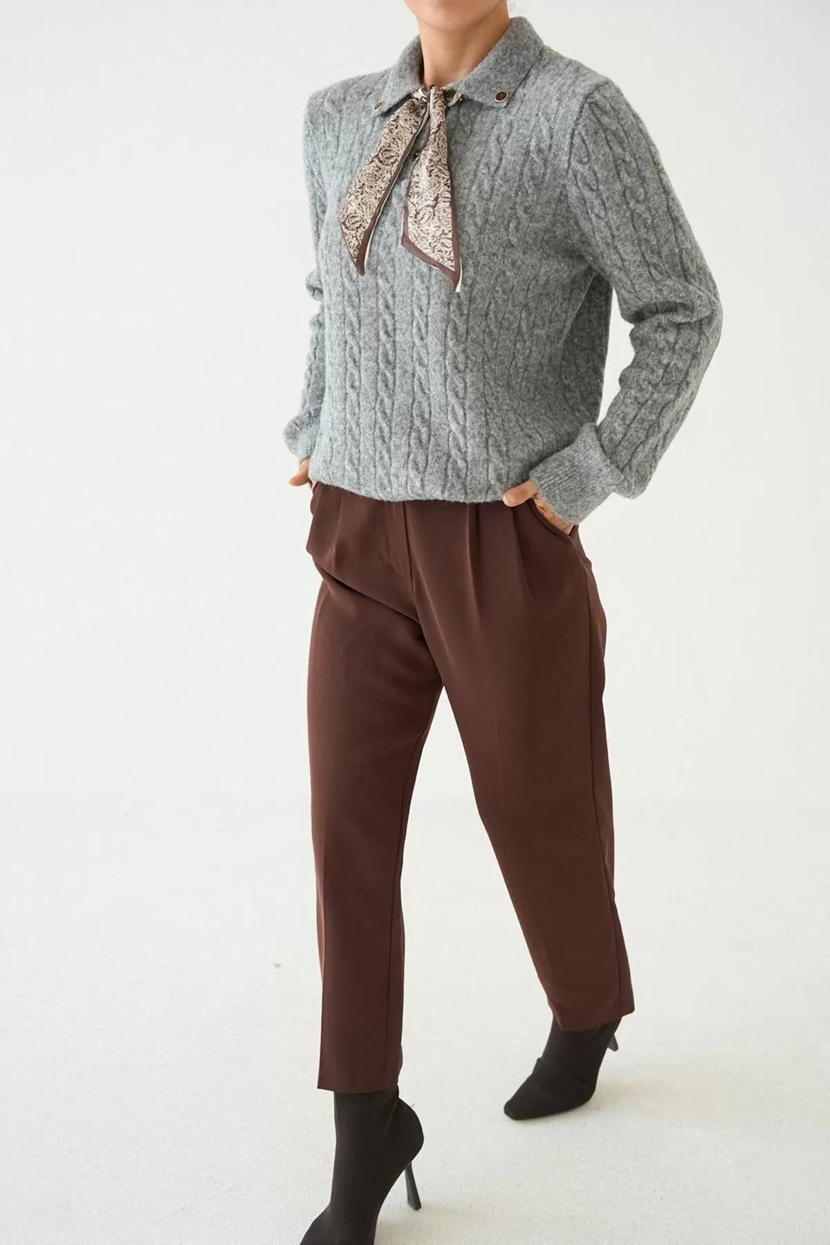 Fular Detaylı Uzun Kollu Gri Triko Kadın Kazak