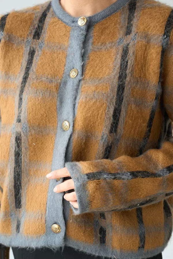 Gold Düğmeli Kareli Camel Yünlü Kadın Hırka