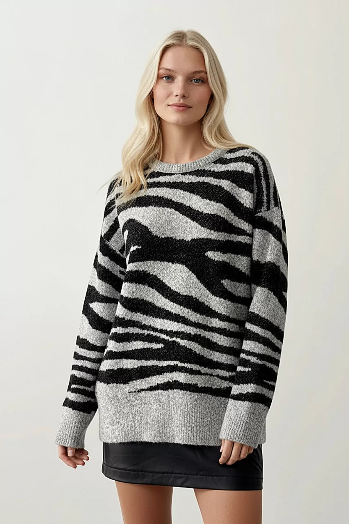 Gri Siyah Zebra Desenli Triko Kadın Kazak