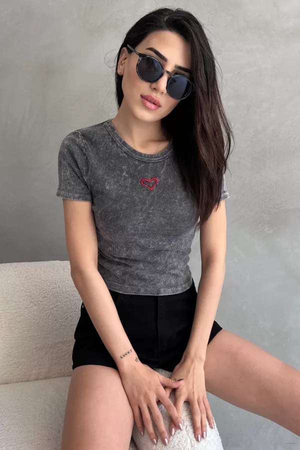 Gri Yıkamalı Nakışlı Body