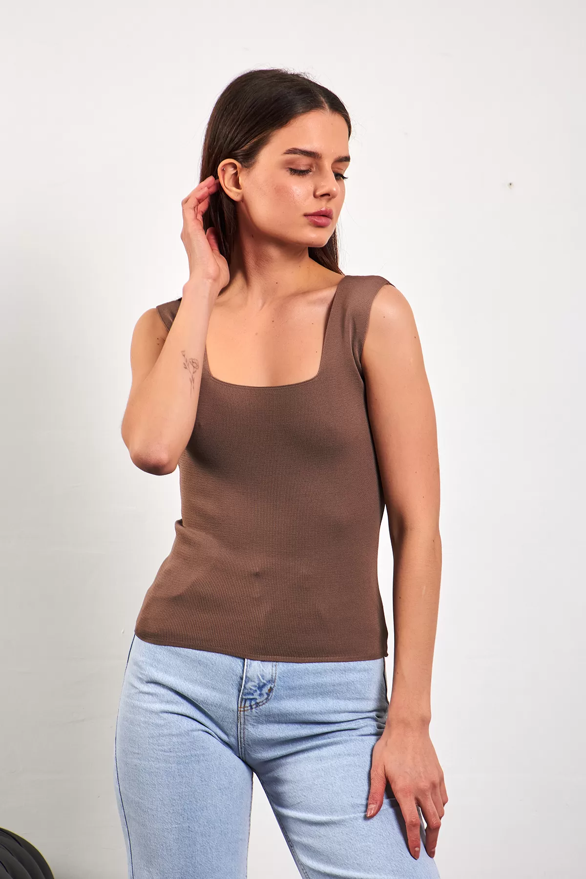 Kare Yaka Kahverengi Triko Atlet