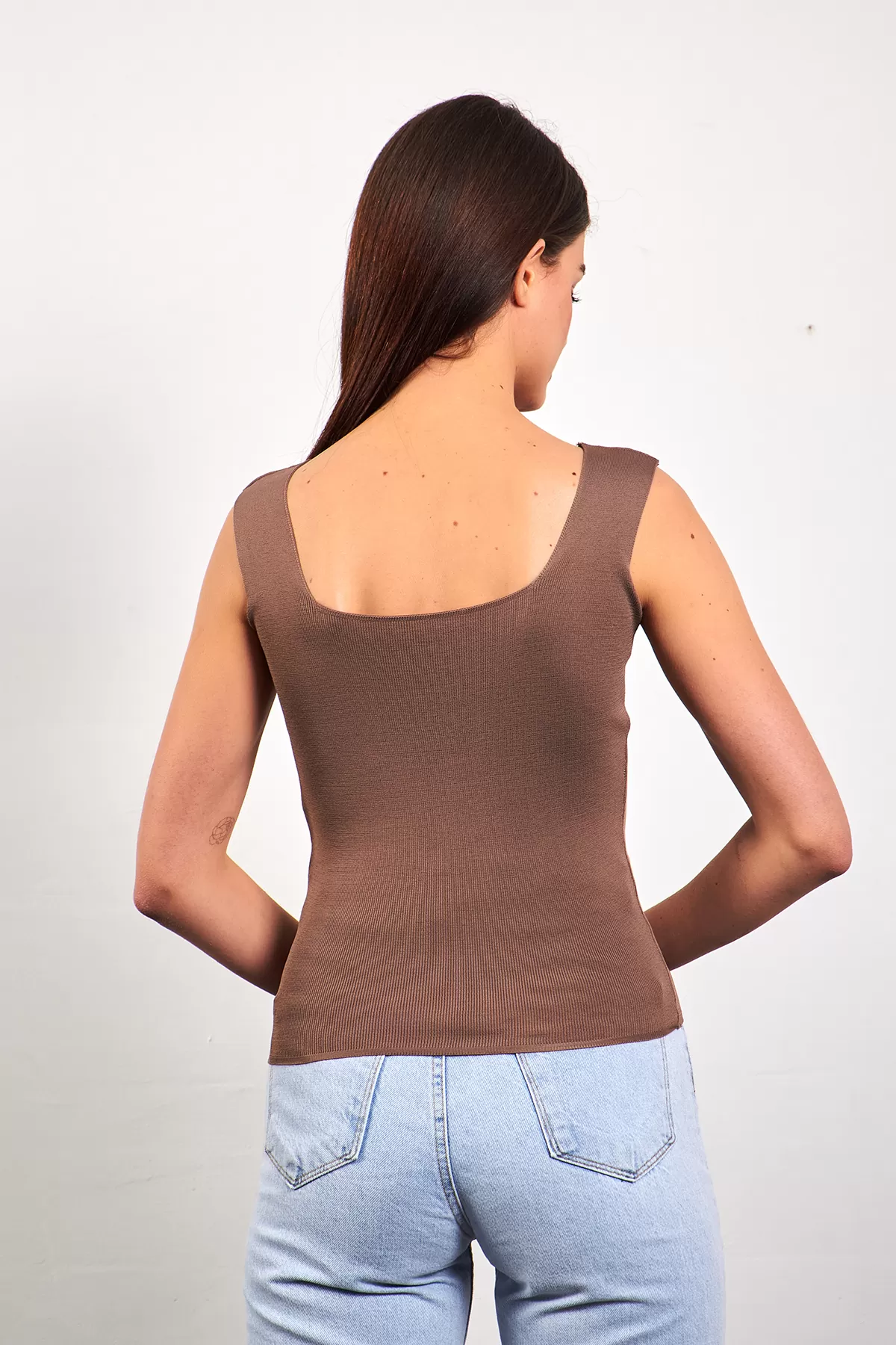 Kare Yaka Kahverengi Triko Atlet