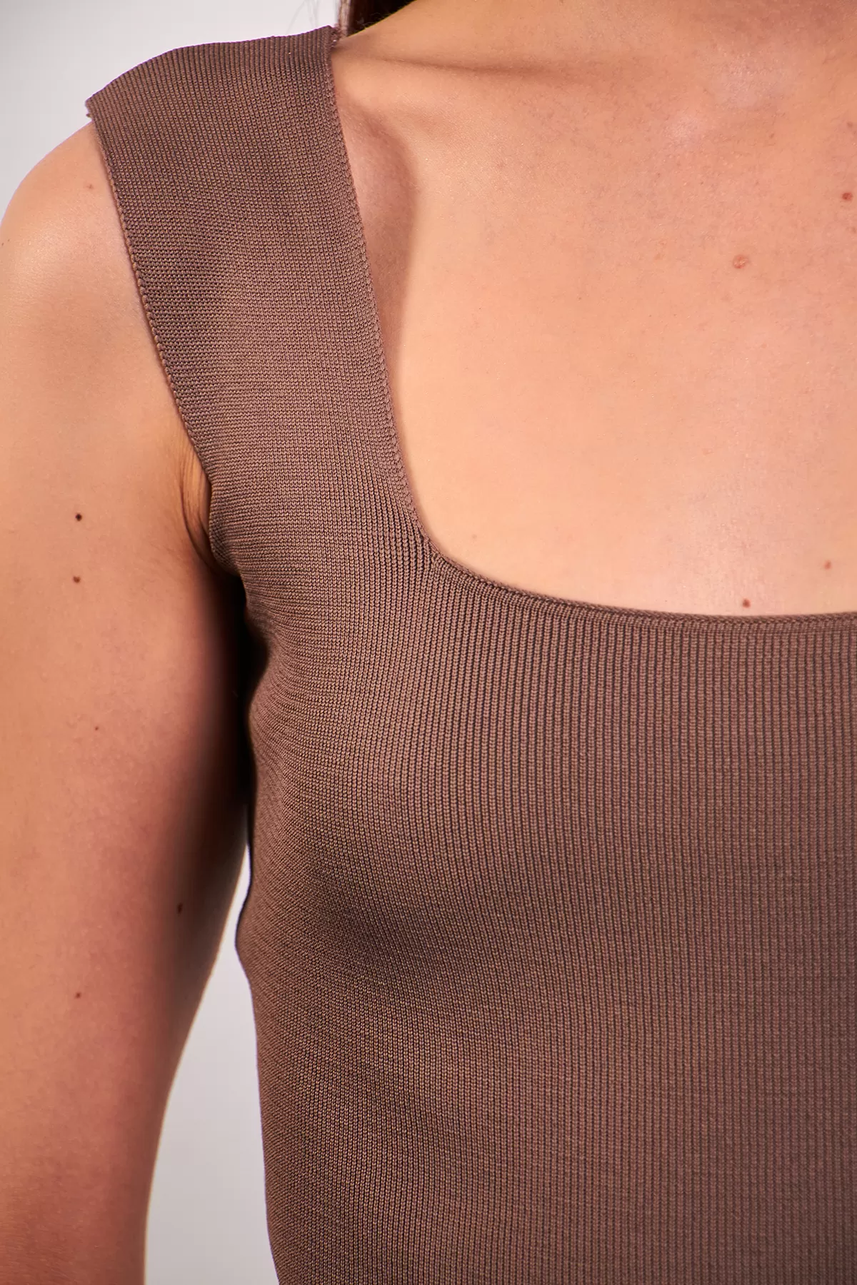 Kare Yaka Kahverengi Triko Atlet