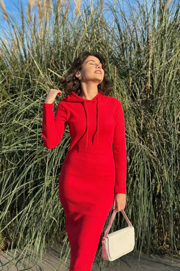 Kapüşonlu Kırmızı Midi Elbise