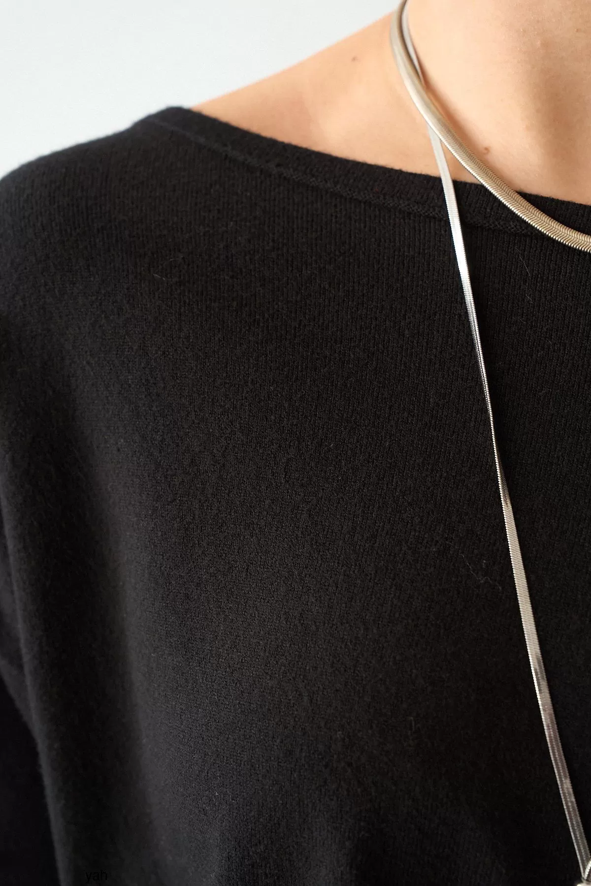 Kayık Yaka Siyah Kadın Kazak