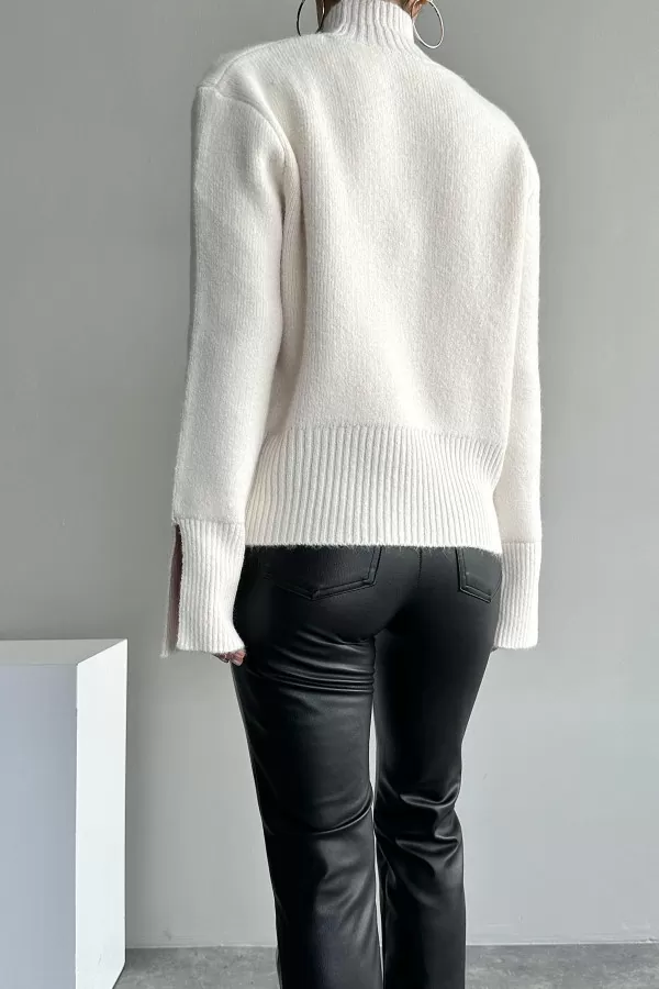 Kolları Yırtmaçlı Balıkçı Yaka Beyaz Triko Kadın Kazak