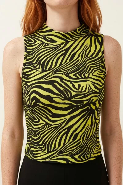 Kolsuz Dik Yaka Siyah Mor Zebra Desenli Crop Bluz