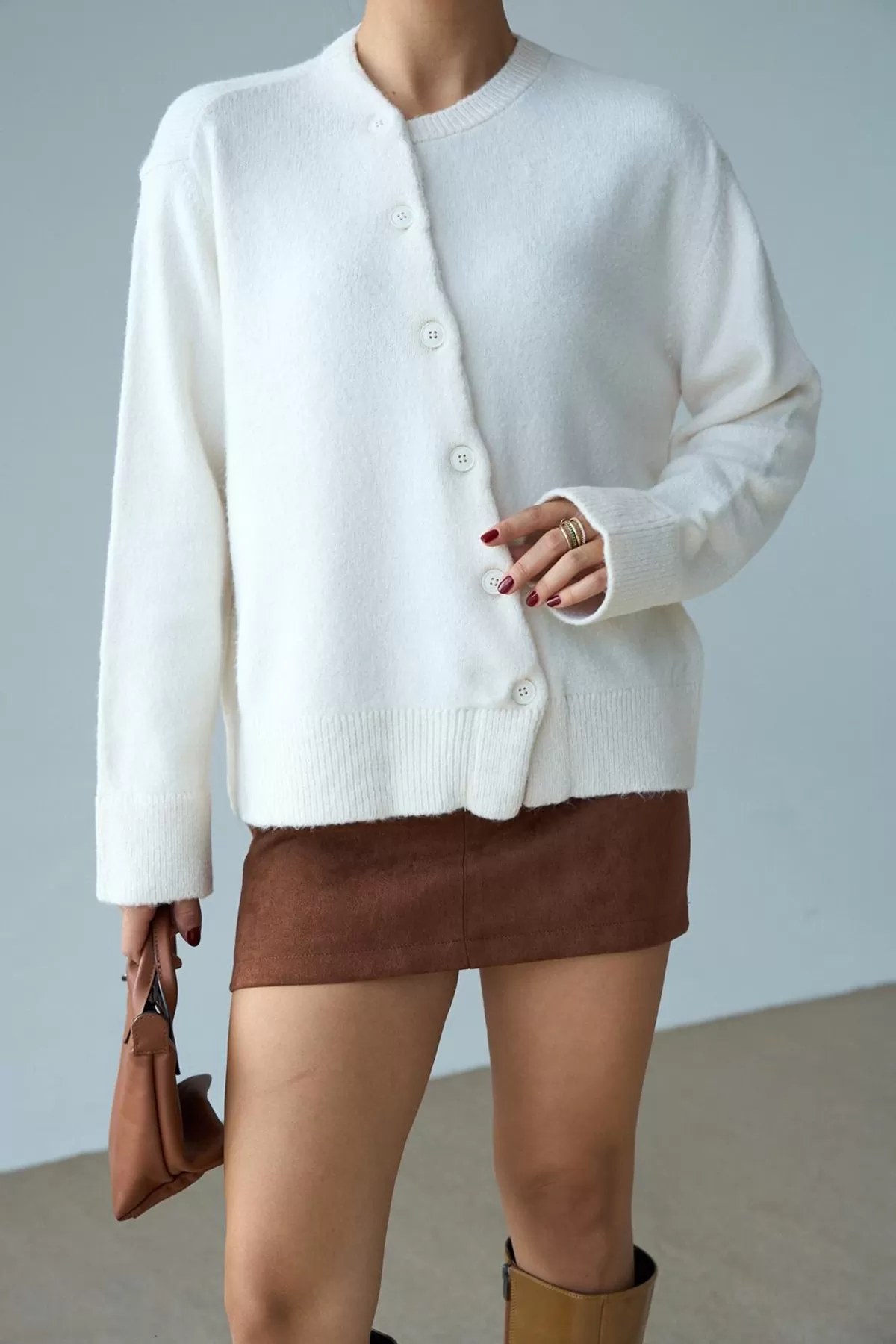 Krem Yünlü Asimetrik Düğme Kapamalı Kadın Hırka