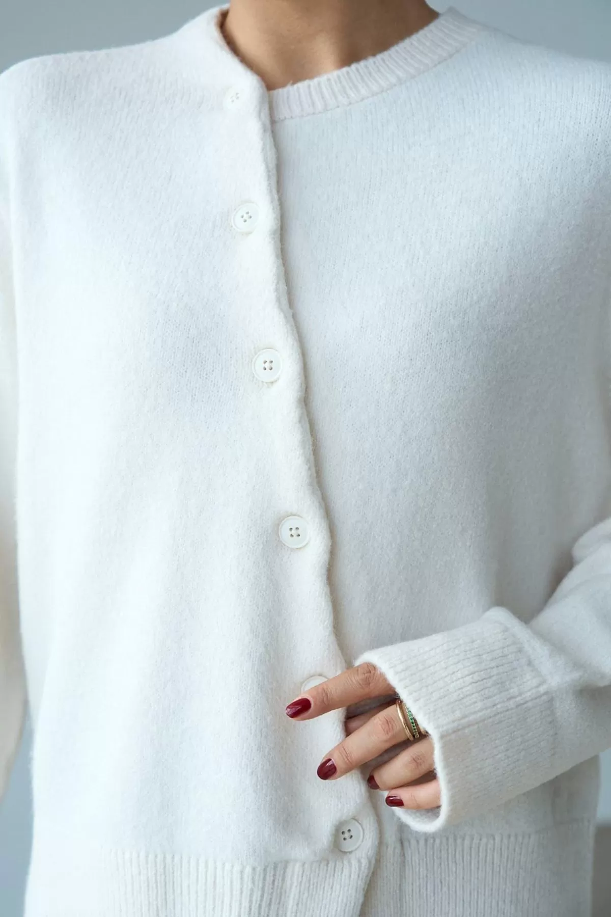 Krem Yünlü Asimetrik Düğme Kapamalı Kadın Hırka