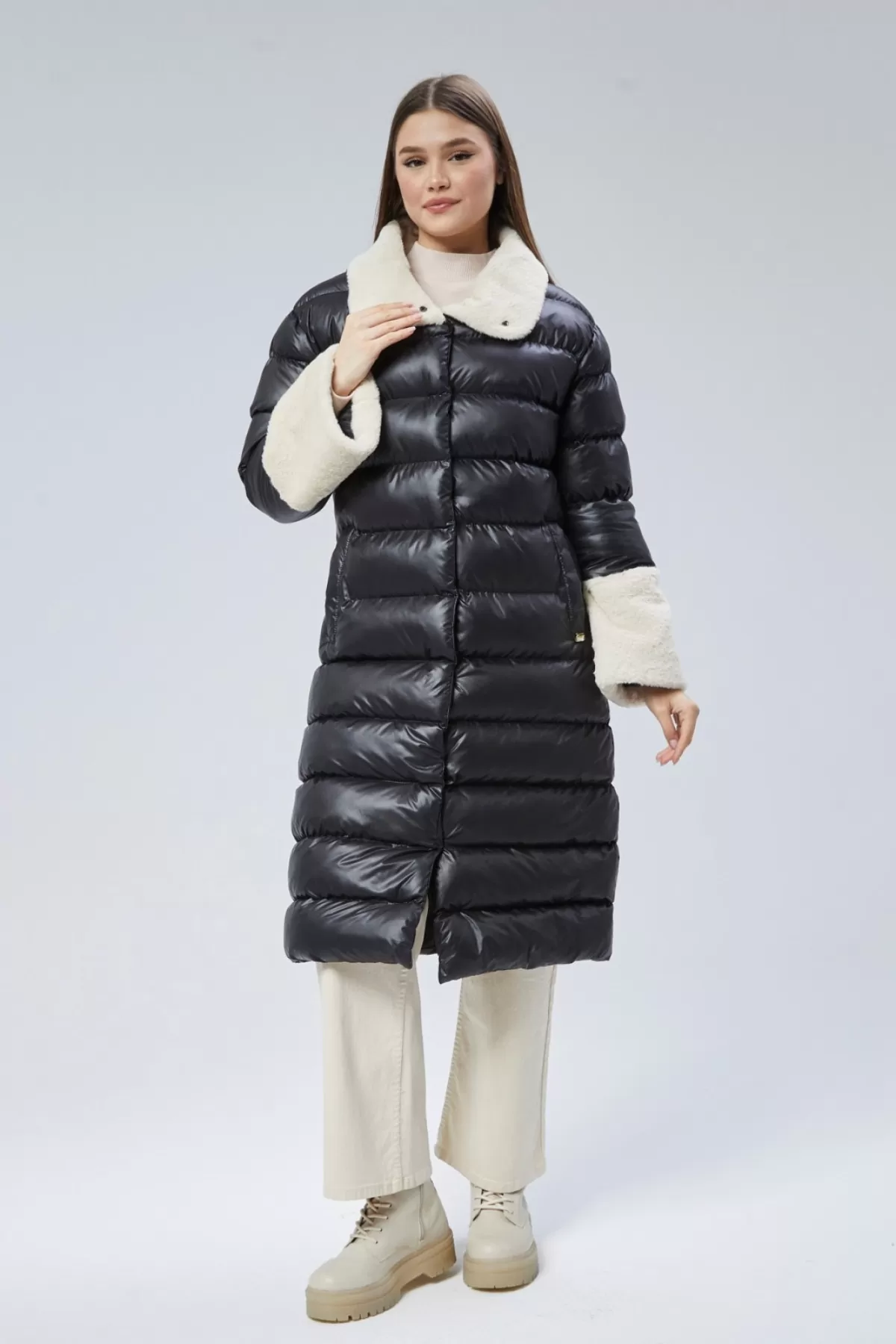 Kürklü Siyah Kadın Kaban