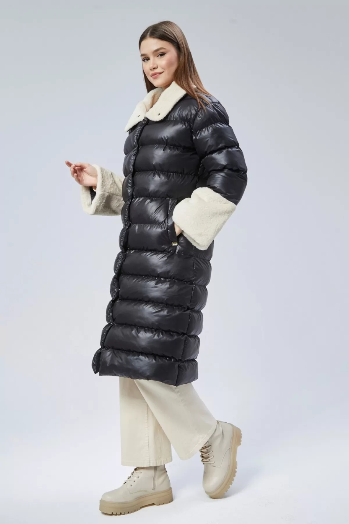 Kürklü Siyah Kadın Kaban